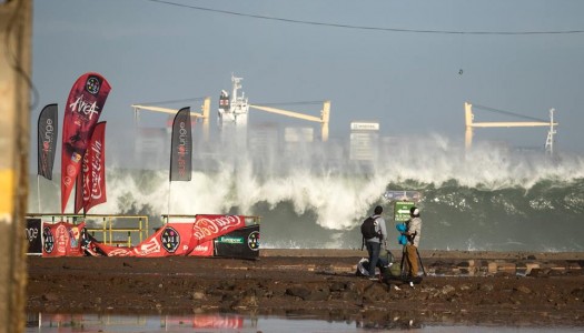 Olas gigantes azotan costa de Arica y fuerzan suspensión de mundial de surf