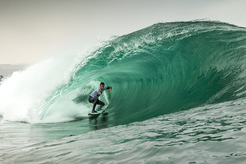 Andy Criere (FR) surfeando en Arica.