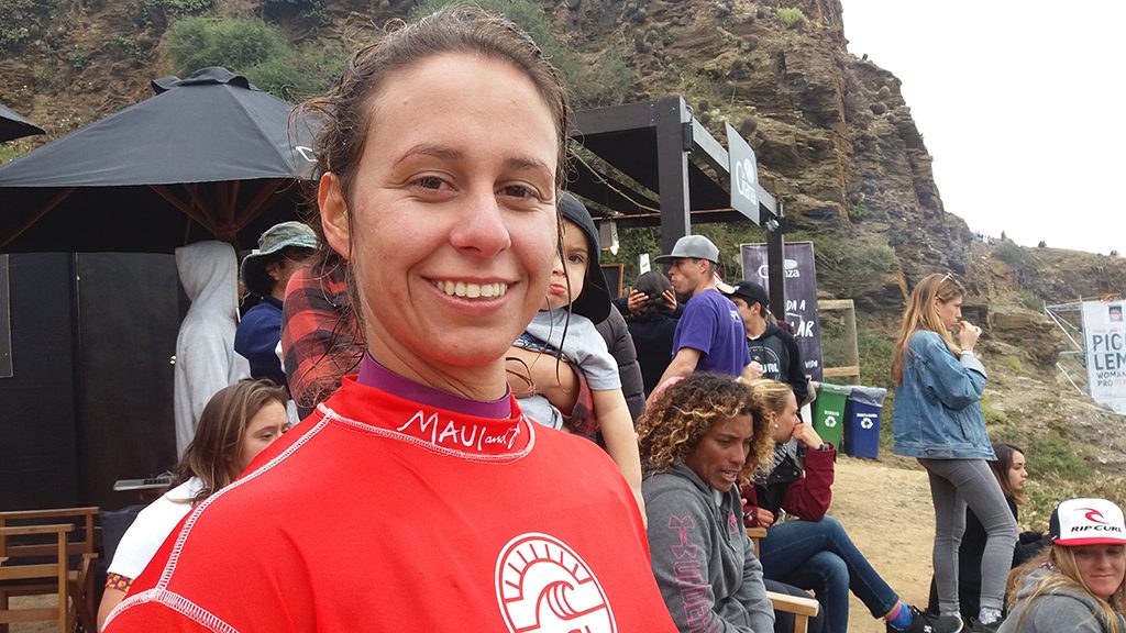 Nathalie Martins, después de salir del agua luego del avistamiento del tiburón.