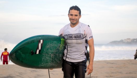 Cristian Merello se entrena en la legendaria ola de Mavericks, California.