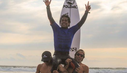 Entrenando sin coronavirus: la vida de dos surfistas en Isla de Pascua