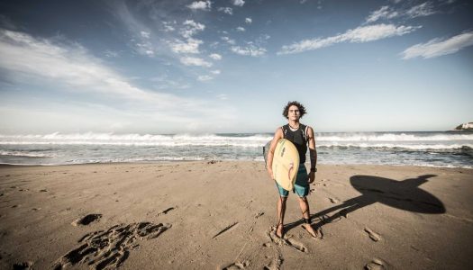 Guille Satt para La Tercera:“Los permisos fueron elegidos bajo mesa”, la ola de protesta del mejor surfista de Chile