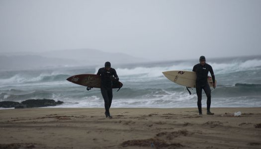 El sueño de surfear el Pacífico sin congelarse en el intento: La historia tras STOKED