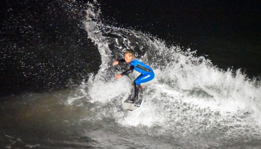 Con espectaculares maniobras, Tomás Bock deslumbró y se llevó el torneo de surf nocturno Volcom Sunset Sessions