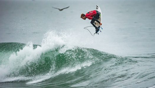 Surfistas peruanos se mantienen firmes y sólo un chileno sigue en competencia en el Maui And Sons Arica Pro Tour QS3000