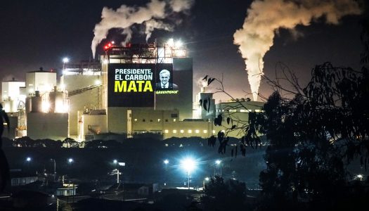 Greenpeace sorprende con enormes proyecciones digitales y pide cierre inmediato de termoeléctricas en Quintero-Puchuncaví