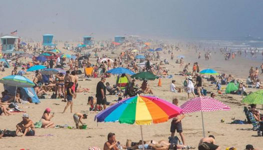 Playas del sur de California colapsaron de gente pese a la amenaza de COVID-19