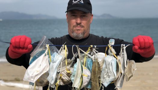 Mascarillas y guantes para prevenir contagios de covid-19 están llegando al mar: “Parecen como medusas”